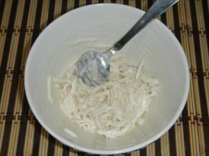 Salade au calmar, bâtonnets de crabe et caviar rouge