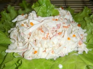 Ang salad na may pusit, mga crab sticks at pulang caviar