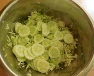 Salade de jeunes choux aux concombres