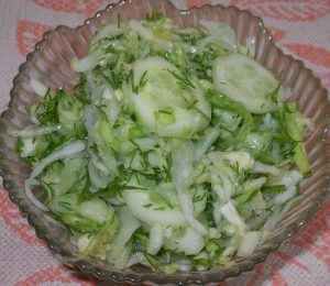 Young repolyo salad na may mga pipino