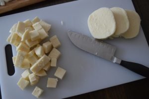 Salade avec saucisse fumée, fromage et roquette