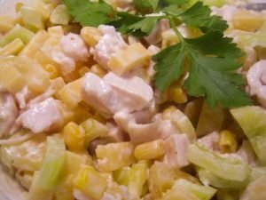 Pinausukang Chicken Salad na may Pinya