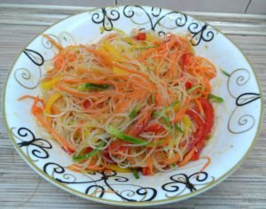 Korean salad na may funchose at gulay