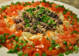 Ang salad na may Peking repolyo at sardinas Araw