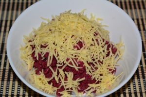 Pinakuluang Beetroot Salad na may Bawang at Keso