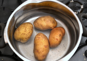 Salad na may adobo na mga kabute