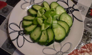 Salade de légumes aux tomates jaunes