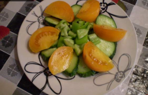 Salade de légumes aux tomates jaunes