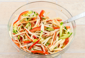 Ang salad na may mga crab sticks at sariwang mga pipino