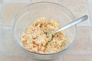 Salade de crabe au fromage et aux œufs