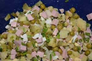 Klasikong Olivier salad na may sausage at adobo