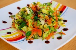 Iceberg Salad kasama ang Mga Karot at Celery