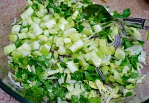 Iceberg Salad kasama ang Mga Karot at Celery