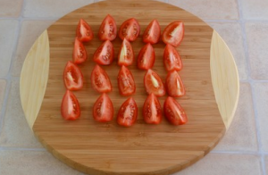 Salade de roquette, tomates, œufs de caille et truite