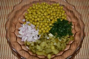 Salade de pois verts et concombres marinés