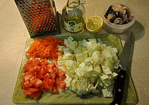 Ang salad na may Peking repolyo at sardinas Araw