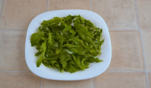 Arugula, kamatis, itlog ng pugo at salad ng trout