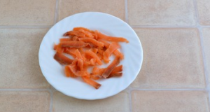 Arugula, kamatis, itlog ng pugo at salad ng trout