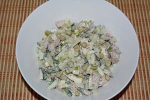 Salade de thon en conserve avec concombre et oeuf frais