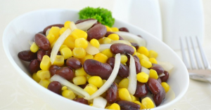 Salad na may Red Beans at Canned mais