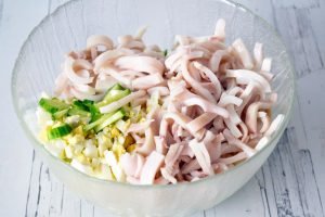 Ang salad na may pusit, itlog at mga pipino