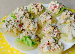 Salade de bâtonnets de crabe et d'ananas