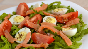 Salade de roquette, tomates, œufs de caille et truite