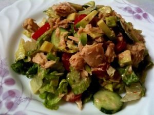 Ang salad na may kintsay, tuna, pipino at paminta