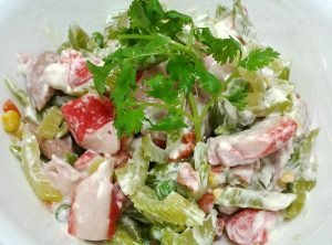 Salade de céleri et de bâtonnets de crabe