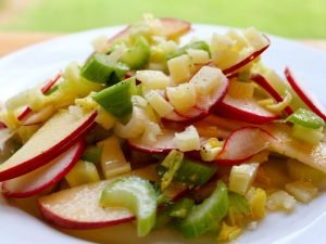 Ang salad na may kintsay, mansanas at labanos