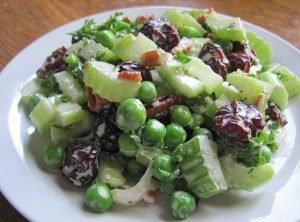 Salade au céleri, petits pois et pruneaux