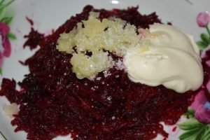 Pinakuluang Beetroot Salad na may Bawang at Keso