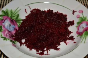 Beetroot salad na may mga mani, bawang at mga punla ng trigo