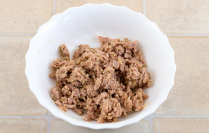 Ang salad na may Peking repolyo at sardinas Araw