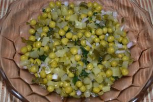 Salade de pois verts et concombres marinés