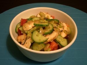 Salade de céleri et de champignons pour les foodists crus