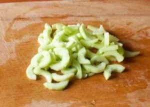 Salad khoai tây với cần tây