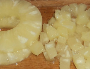 Salade de bâtonnets de crabe et d'ananas