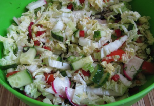 Salade de radis, chou de Chine, concombre et tomate