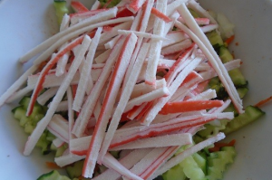 Salade coréenne avec des bâtonnets de crabe et des carottes