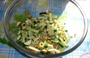 Olive Salad na may Cucumber at Egg