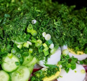 Salade de radis, concombre frais et oeuf