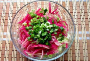 Ang salad ng karne na may pakwan labanos at repolyo ng Beijing