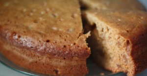 Un gâteau rapide avec de la confiture dans une mijoteuse