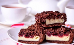 Gâteau au chocolat avec du fromage cottage et des cerises