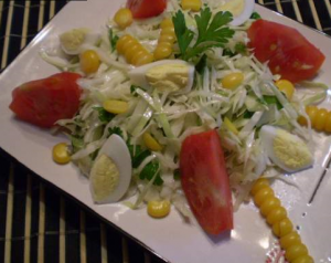 Salade de légumes aux oeufs de maïs et de caille