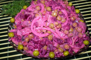 Beetroot Salad na may Herring at Green Peas