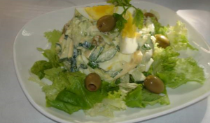 Olive Salad na may Cucumber at Egg