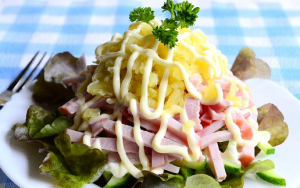 Ham at pipino salad