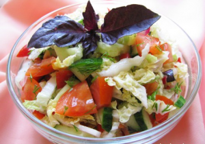 Salade de radis, chou de Chine, concombre et tomate